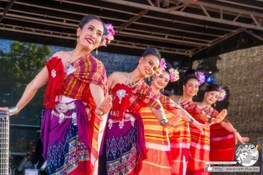 **Thai Songkran Food Festival**

Van **24 tot en met 26 april 2026** vindt het **Thai Songkran Food Festival** plaats op de parkeerplaats van **Möbel Höffner in Neuss**.

In de directe omgeving bevindt zich de **Staatstuinshow van de stad Neuss**.

Kom ons Songkran Festival bezoeken, geniet van de Thaise eetcultuur en vier samen met ons het **Thaise Nieuwjaar**. De toegang is gratis.

**Beleef Thailand**

Geniet van:

Thaise streetfood
Een Thaise markt
Thaise dansoptredens en shows
Thaise muziek
