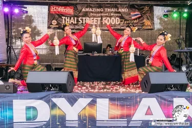 Van **26 tot en met 28 september 2025** vindt het **Thai-Japan Food Festival** plaats op de parkeerplaats van **Möbel Höffner in Neuss**.

Geniet van de Thaise eetcultuur en geniet samen met ons van dit festival. De toegang is gratis.

**Beleef Thailand**

Geniet van:

Thaise streetfood
Een Thaise markt
Thaise dansoptredens en shows
Thaise muziek
