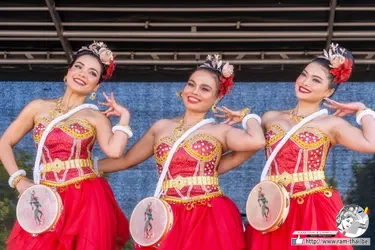 **Thai Songkran Food Festival**

Van **24 tot en met 26 april 2026** vindt het **Thai Songkran Food Festival** plaats op de parkeerplaats van **Möbel Höffner in Neuss**.

In de directe omgeving bevindt zich de **Staatstuinshow van de stad Neuss**.

Kom ons Songkran Festival bezoeken, geniet van de Thaise eetcultuur en vier samen met ons het **Thaise Nieuwjaar**. De toegang is gratis.

**Beleef Thailand**

Geniet van:

Thaise streetfood
Een Thaise markt
Thaise dansoptredens en shows
Thaise muziek
