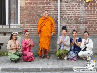 De Thaise tempel in Roubaix, organiseert een warm en sfeervol Songkran-event ter ere van het Thaise Nieuwjaar. Bezoekers kunnen kennismaken met Thaise tradities, cultuur, eten en muziek in een gastvrije omgeving. Het evenement brengt de gemeenschap samen rond respect, dankbaarheid en vreugde, met aandacht voor zowel de spirituele betekenis van Songkran als de feestelijke sfeer die dit bijzondere moment kenmerkt.
