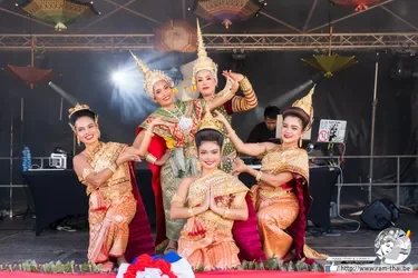 In het weekend van **30 en 31 augustus van dit jaar** zullen de **11e Thaise Cultuurdagen** plaatsvinden onder het beschermheerschap van de burgemeester van Eschweiler, **Nadine Leonhardt**.

De Thai willen dit festival **“Rak Thai”**, oftewel **“Liefde voor Thailand”**, noemen. Voor dit festival zullen Thai uit het hele land samenkomen om hun land en cultuur voor te stellen.

Hiervoor werd het **Drieschplatz** gehuurd, zodat alle standen en paviljoenen er kunnen worden geplaatst. De toegang is op zaterdag vanaf **14.00 uur** en op zondag vanaf **11.00 uur**.
