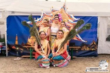 In het weekend van **30 en 31 augustus van dit jaar** zullen de **11e Thaise Cultuurdagen** plaatsvinden onder het beschermheerschap van de burgemeester van Eschweiler, **Nadine Leonhardt**.

De Thai willen dit festival **“Rak Thai”**, oftewel **“Liefde voor Thailand”**, noemen. Voor dit festival zullen Thai uit het hele land samenkomen om hun land en cultuur voor te stellen.

Hiervoor werd het **Drieschplatz** gehuurd, zodat alle standen en paviljoenen er kunnen worden geplaatst. De toegang is op zaterdag vanaf **14.00 uur** en op zondag vanaf **11.00 uur**.
